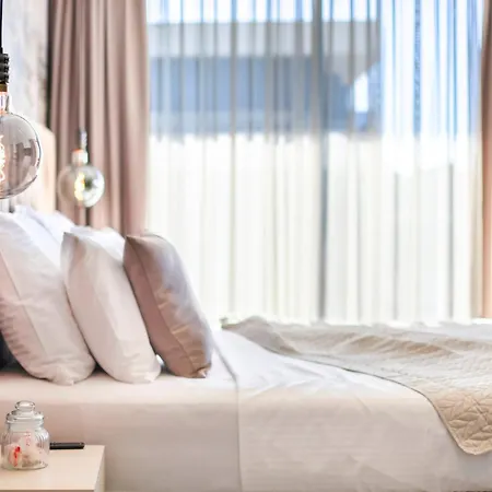 Fly - S1 - Mpolo Guest house Medulin